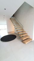 Kit d'escalier flottant préfabriqué à cantilever avec support mural pré-soudé, marches en chêne et système de garde-corps en verre
