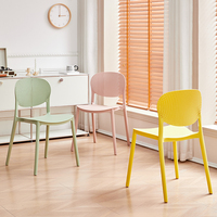 Chaise en résine plastique empilable colorée de style nordique moderne pour l'extérieur, chaise en polypropylène pour restaurant et café