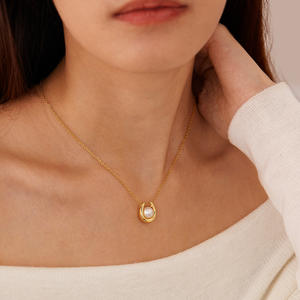 Collar de cuerno de vaca chapado en oro de 18 quilates Cadena de eslabones geométricos de lujo simple con collares de moda de diamantes y perlas - Product Image 6