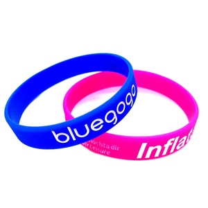 Bracelet en silicone personnalisé avec logo en relief pour homme, idéal pour les fêtes - Vente en gros - Product Image 1