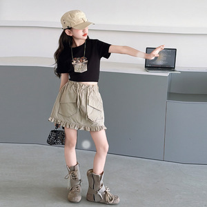 Vêtements pour enfants Filles 2026 Ensemble 2 pièces pour adolescente : T-shirt noir à imprimé chien Pappy à manches courtes + Jupe kaki à volants - Product Image 2