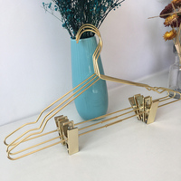 Cintre pour pantalons en fil métallique or rose avec clips à vendre