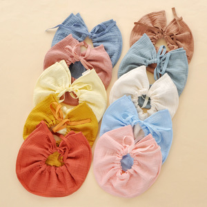 Baberos para bebé Qidou, de gasa de cuatro capas, de color liso, con cordón, para bebés y niños pequeños de 0 a 3 años - Product Image 4