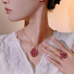 Conjunto de Joyería de Moda para Boda: Collar, Pendientes y Anillo de Compromiso con Circones Rojos Vintage, Chapado en Oro y Cobre Ecológico, Venta al por Mayor - Product Image 6