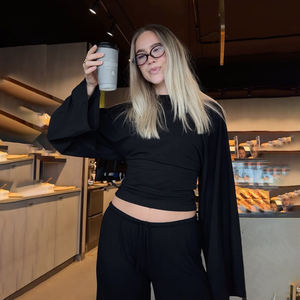 Camiseta Casual de Manga Larga con Cuello Redondo y Manga Murciélago Holgada de Color Sólido Minimalista para Mujer - Product Image 2