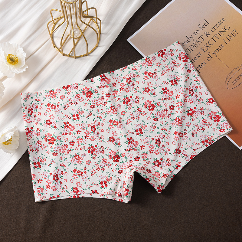 Fiore rosso con sfondo giallo