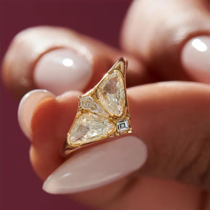 Anillo de Compromiso de Cinco Piedras de Moissanita Incolora con Diseño de Abeja y Polilla en Oro de 14K - Product Image 5