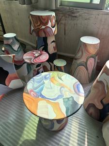 Innovadores muebles de sala de estar pintados a mano, mesa de centro personalizada para artistas, mesa de comedor, teñida brillantemente, adornada - Product Image 2