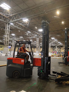 Forklift Lorong Sempit <span class=keywords><strong>VNA</strong></span> Forklift Listrik Artikulasi MJ20-10M Garpu Teleskopik untuk Logistik Gudang - Product Image 3