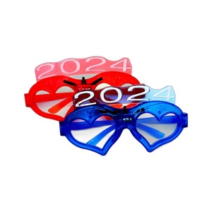 Nouveauté 2026 Lunettes LED à lumière froide carrées à obturateur en forme de cœur, clignotantes <span class=keywords><strong>pour</strong></span> le Nouvel An, unisexe, 14 ans et plus, jouets lumineux en plastique, vente en gros - Product Image 5