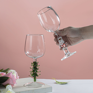 Coupe <span class=keywords><strong>de</strong></span> Noël en verre à haute teneur en borosilicate <span class=keywords><strong>de</strong></span> style américain avec design du <span class=keywords><strong>père</strong></span> Noël Gobelet à vin rouge élégant pour les fêtes - Product Image 2
