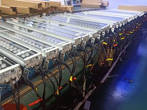 ไฟวอลวอชเชอร์ LED RGBW ขนาด 1000 มม. ตัวเรือนอะลูมิเนียม IP65 กันน้ำสำหรับภายนอกอาคาร พร้อมรีโมทคอนโทรล ความสว่างสูง - Product Image 5