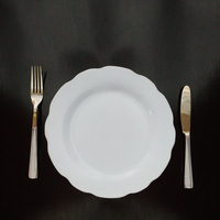 Assiette en céramique blanche de 8,85 pouces en forme de feuille de lotus, personnalisable avec logo OEM, de haute qualité, pour servir des collations, vente en gros