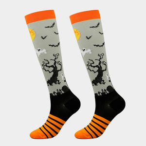 Calcetines de compresión de Halloween hasta la pantorrilla, diseño de murciélagos a rayas moradas, calcetines deportivos unisex, ropa informal transpirable - Product Image 5