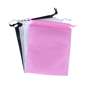 Stock 20*28CM <span class=keywords><strong>Pas</strong></span> <span class=keywords><strong>Cher</strong></span> Non-Tissé Logo Personnalisé Cadeau <span class=keywords><strong>Crampon</strong></span> de Glace Sacs à Cordon Rose Noir Beige - Product Image 3