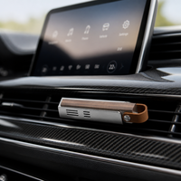 Désodorisant voiture clip aération, métal et bois, parfum naturel, senteur longue durée, design minimaliste luxueux, universel