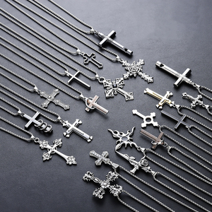 Collar con Cruz para Hombre de Acero Inoxidable, Resistente a la Decoloración, Calidad Premium, Diseño Versátil, Joyería Minimalista - Product Image 1