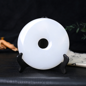 Artisanat en cristal personnalisé en gros, grand donut en jade blanc poli avec supports pour une belle présentation - Product Image 6