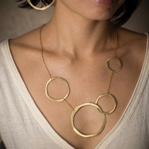 Collier en laiton plaqué or à superposition avec fermoir anti-emmêlement pour femme, style géométrique vintage - Product Image 3