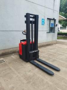 Apilador Eléctrico de Plataforma HELI, Capacidad de 1.5 y 2 Toneladas, Altura de 3m, 3.5m y 4m, Equipo de Elevación para Almacén Operado a Pie - Product Image 2