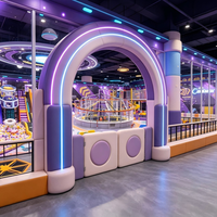Parc d'attractions intérieur commercial à thème spatial néon coloré, équipement de jeu souple, capacité 500 kg pour centre de jeux pour enfants