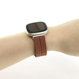 Bracelet de montre magnétique à boucle pliante en métal et silicone pour <span class=keywords><strong>Fitbit</strong></span> <span class=keywords><strong>Versa</strong></span> <span class=keywords><strong>3</strong></span> 4 Sense Accessoires de montre intelligente réglables et étanches - Product Image 6