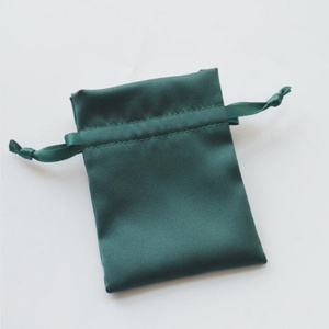 Sacs à main en satin mat avec cordon de serrage, sacs cadeaux recyclables pour l'emballage de bijoux avec logo personnalisé - Product Image 2