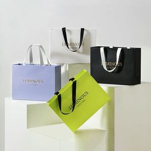 Sac en papier personnalisé avec logo en feuille d'or, fond plat, orange et blanc, en carton, sans couture, pour emballage cadeau de vêtements, avec poignées en ruban - Product Image 1
