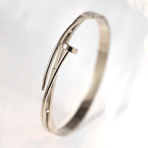 批发科恩女士时尚奢华18K镀金不锈钢钻石几何防水指甲首饰手镯 - Product Image 6