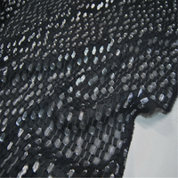 Tissu en Soie Métallique Noir Brillant Unique avec Motifs Floraux, Confortable et Luxueux, Idéal pour Robes Personnalisées Printanières pour Femmes