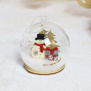 Bola <span class=keywords><strong>de</strong></span> cristal transparente <span class=keywords><strong>de</strong></span> 8cm barata al por mayor <span class=keywords><strong>con</strong></span> muñeco <span class=keywords><strong>de</strong></span> <span class=keywords><strong>nieve</strong></span> iluminado <span class=keywords><strong>de</strong></span> madera en el interior, se aceptan decoraciones colgantes <span class=keywords><strong>de</strong></span> árbol <span class=keywords><strong>de</strong></span> Navidad personalizadas - Product Image 3