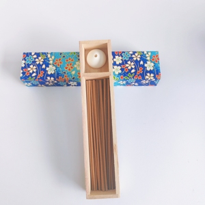 مجموعة أعواد بخور خشب الصندل للسفر مع موقد سيراميك مدمج وصندوق تخزين خشبي بتصميم زهور يابانية وشعار مخصص - Product Image 3