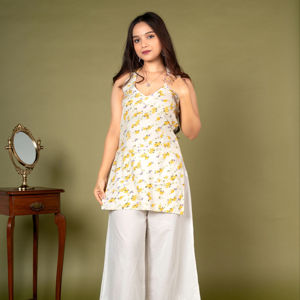 Elegante Kurti Amarillo Khushi con Cuello Halter en V, Estampado Floral Pequeño, Sin Mangas, Verano, Sin Arrugas, Secado Rápido, Ajuste Holgado, Casual, para Fiestas - Product Image 1