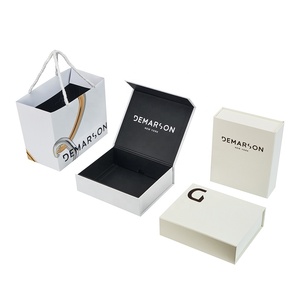Caja Plegable de Cartón Rígido Personalizada con Juego de Bolsas de Papel, Cajas de Regalo para Joyería y Cosméticos - Product Image 1