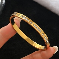 Bracelet jonc en acier inoxydable plaqué or 18 carats avec trèfle à quatre feuilles pavé de CZ, bracelet jonc pour femme
