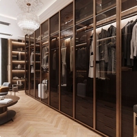 Armoire de chambre à coucher de style villa de luxe, avec portes en verre et structure en acier, placard moderne en bois sur mesure, dressing