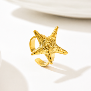 Anillo Ajustable de Estrella de Mar en Espiral, Acero Inoxidable, Chapado al Vacío en Oro de 14K, Diseño Texturizado y Audaz - Product Image 1