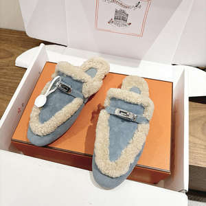 Mules en daim pour femme avec accessoires métalliques emblématiques – Luxueuses, confortables, de haute qualité, à bout fermé - Product Image 3