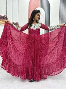 Traje Anarkali de 3 Capas con Cuello de Volantes, Estilo Tradicional para Festivales, Vestido Kutchi Gamthi, Hecho a Mano, para Fiestas - Product Image 4