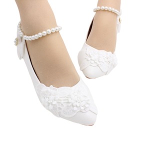 Scarpe da sposa bianche con perle e cavigliera di perline, scarpe basse bianche da sposa e damigella d'onore per donna - Product Image 5