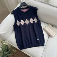 Ensemble deux pièces pour femme : Gilet tricoté à motif losanges style preppy, sans manches, col rond, et T-shirt blanc ample à manches courtes