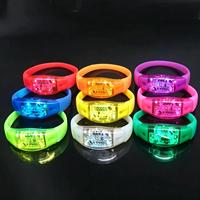 Bracelet LED en silicone lumineux à logo personnalisé, activé par le son et le mouvement, multicolore pour concert, fête, mariage, bar, événement