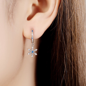 Pendientes de copo de nieve de latón blanco resistentes a la decoloración, el accesorio perfecto para que las mujeres los usen en fiestas. - Product Image 5