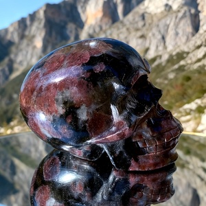 Calaveras de cristal de granate talladas a mano, naturales, al por mayor, para regalo - Product Image 1