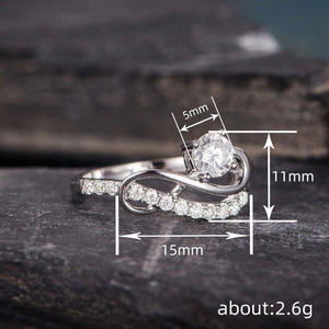 Anello di Fidanzamento da Donna in Oro Bianco con Diamante Taglio Brillante Rotondo Colore D Naturale e Pietre Laterali - Product Image 4