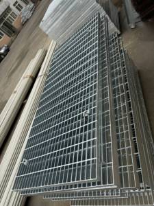Precio de fábrica, rejilla de drenaje de zanja de acera galvanizada en caliente, materiales de construcción de seguridad, cubierta de zanja de rejilla de acero Q235 - Product Image 3