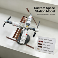 Modèle d'affichage intermodulaire de station spatiale pour usage résidentiel, capsules blanches, connecteurs gris, panneaux solaires à bords rouges, arrays noirs, doré