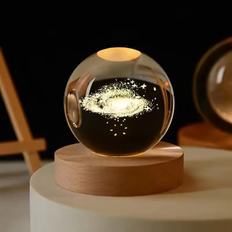 ระบบสุริยะดาวเคราะห์เลเซอร์ 3D ภายในแกะสลักลูกบอลคริสตัลไฟกลางคืนพร้อมไฟกลางคืน LED ที่ใช้ไม้