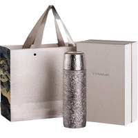 Gobelet isotherme sous vide 600 ml avec revêtement en titane pur, maintien de la chaleur 24h, texture martelée, étui de transport en cuir, logo personnalisé, vente en gros