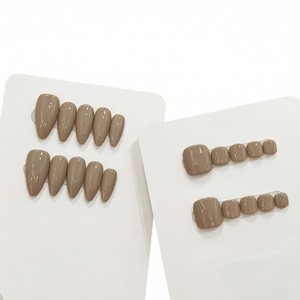 Lot de 30 faux ongles de luxe personnalisés avec logo, courts, en amande, à presser, avec pointe française, en gels souples, vente en gros - Product Image 3